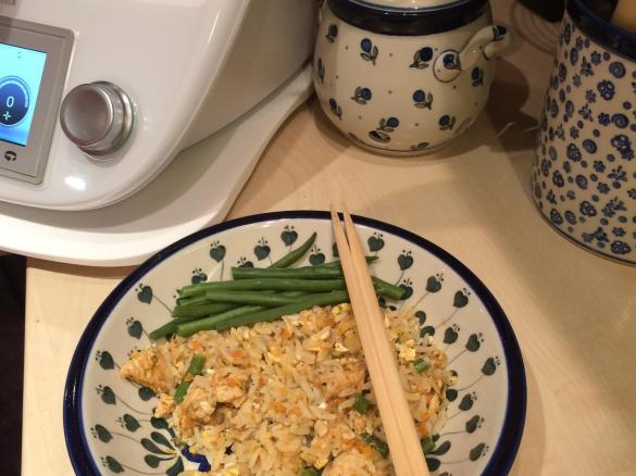 RYŻ ZE SMAŻONYM JAJKIEM I INDYKIEM