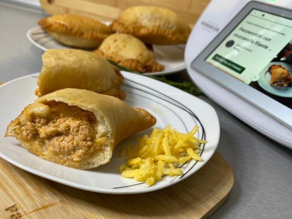 Panzerotti z mozzarela i miesem