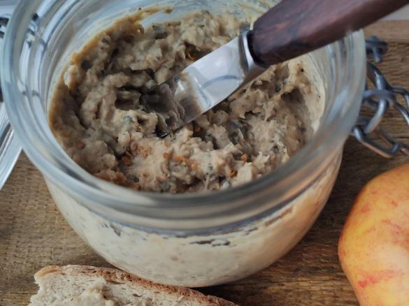 SMALEC Z FASOLI ZE SKWARKAMI