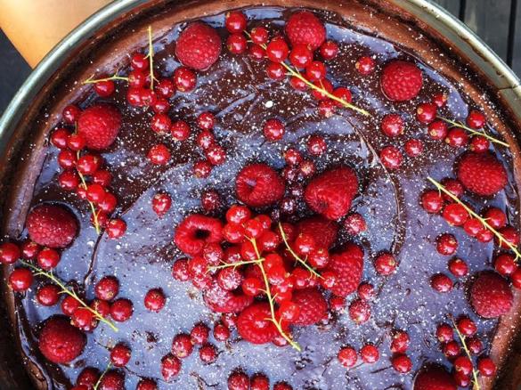 Sernik czekoladowy z owocami na spodzie oreo