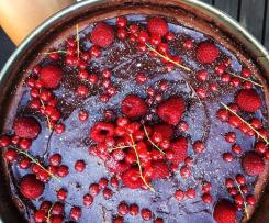 Sernik czekoladowy z owocami na spodzie oreo