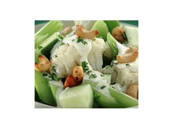 Sałatka wielkanocna z kalafiora z dodatkiem kukurydzy i szynki