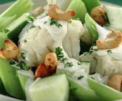 Sałatka wielkanocna z kalafiora z dodatkiem kukurydzy i szynki