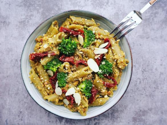Makaron z pesto z brokuła i suszonych pomidorów
