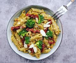 Makaron z pesto z brokuła i suszonych pomidorów