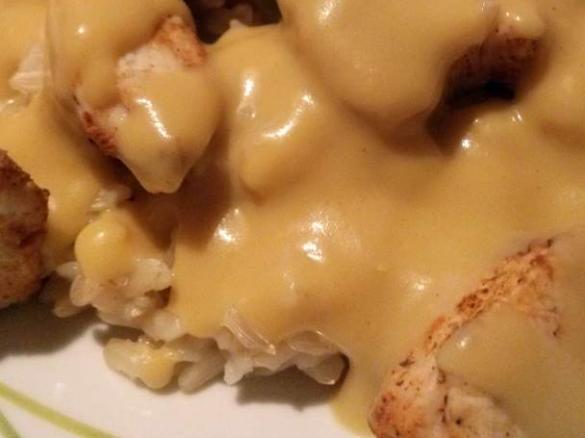 Aksamitny sos do mięs brzoskwiniowo-musztardowy