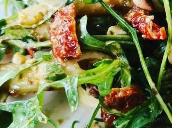 Sałatka z makaronem, kaparami, rukolą