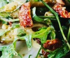 Sałatka z makaronem, kaparami, rukolą