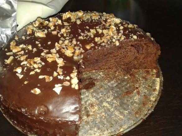 CIASTO KAKAOWE Z POLEWĄ CZEKOLADOWĄ I ORZECHAMI