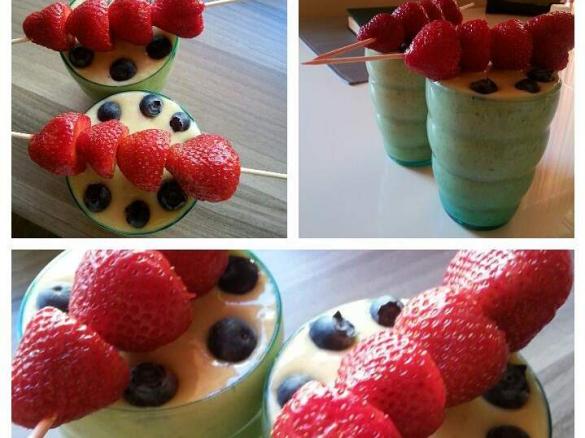 żółte smoothie owsiane z mango i bananem