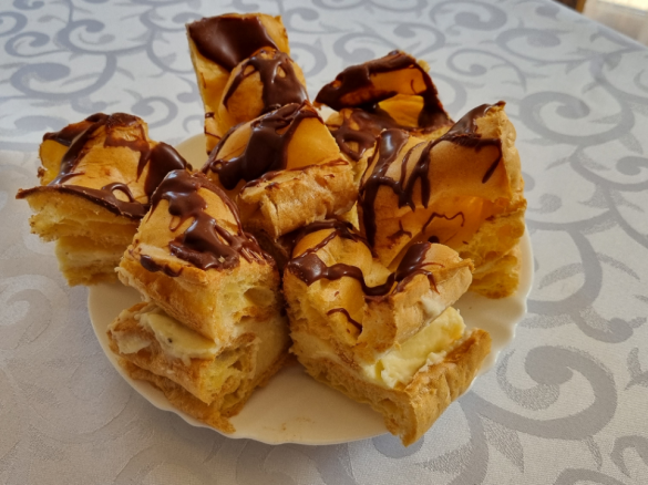 Karpatka z polewą czekoladową.