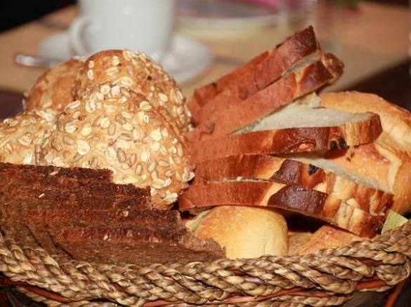 KETO chlebek 4 ziarna z pastą z makreli i ogórka kiszonego, kawa kuloodporna