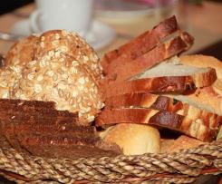 KETO chlebek 4 ziarna z pastą z makreli i ogórka kiszonego, kawa kuloodporna