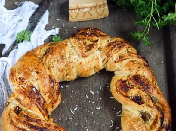 Śródziemnomorski wieniec drożdżowy