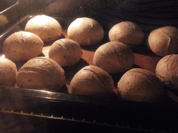 bułeczki na zakwasie,z chrupiącą skórką