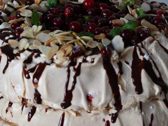 TORT BEZOWY Z ŻURAWINĄ I KREME GANACHE (TORT DLA PRZEPISOWNI)