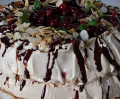 TORT BEZOWY Z ŻURAWINĄ I KREME GANACHE (TORT DLA PRZEPISOWNI)