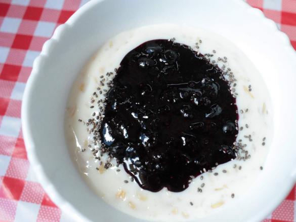 Owsianka z musem jagodowym