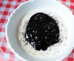 Owsianka z musem jagodowym