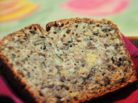 Chleb orkiszowy z ziarnami na zakwasie