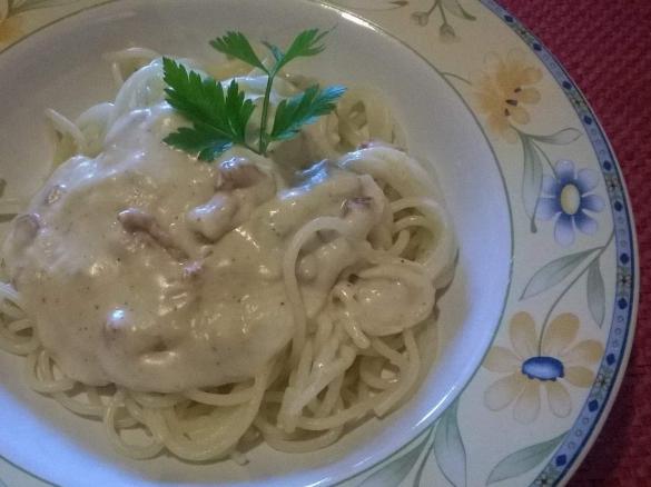 Makaron z sosem beszamelowym i boczkiem