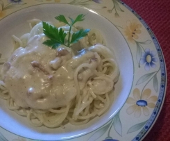 Makaron z sosem beszamelowym i boczkiem