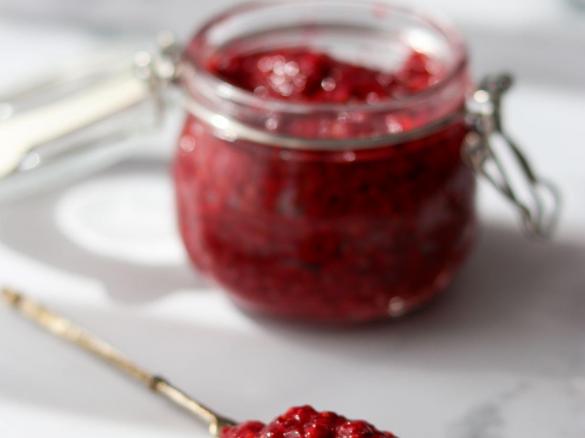 Bananowe pancakes z konfiturą malinową z chia