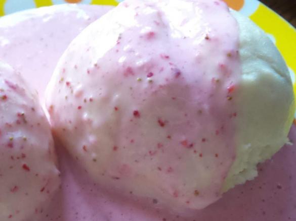 Buchty czyli kluski na parze z sosem truskawkowym