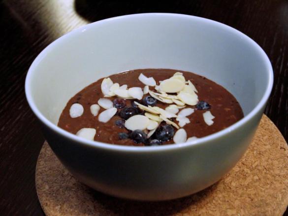 Czekoladowa owsianka z cynamonem i owocami