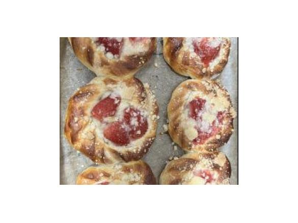 Drożdżowki z truskawkami i kruszonką