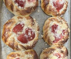 Drożdżowki z truskawkami i kruszonką