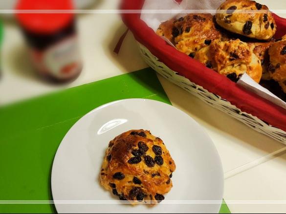 KRENTENBOLLEN holenderskie bułeczki z rodzynkami