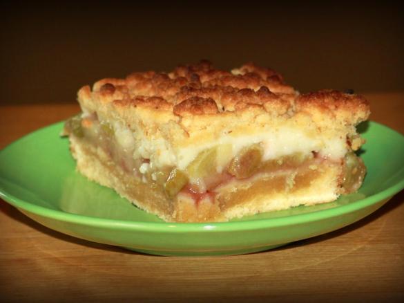 Rabarbarowiec z jabłkami na kruchym