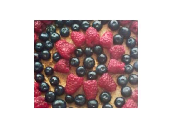 Torcik z malinami przekładany kremem kawowym 