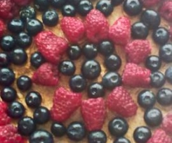 Torcik z malinami przekładany kremem kawowym 