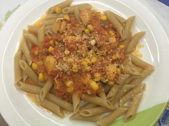 Sos pomidorowy z kurczakiem, papryką i kukurydzą