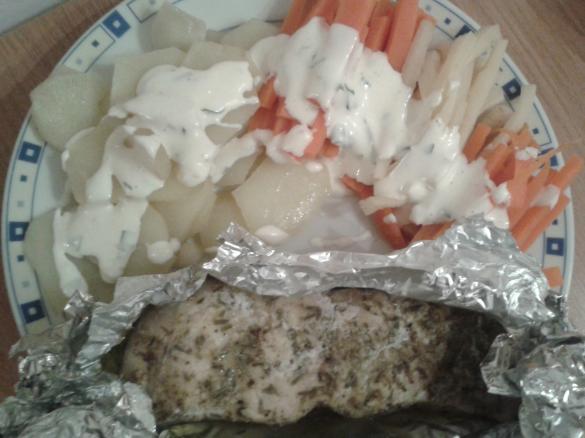 Ryba (Tołpyga) na parze z warzywami i sosem czosnkowym