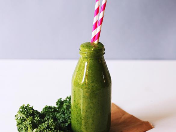 Smoothie z awokado, szpinaku, masła orzechowego i mleczka kokosowego