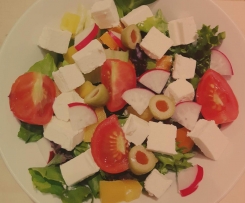 KOLOROWA SAŁATKA Z FETĄ