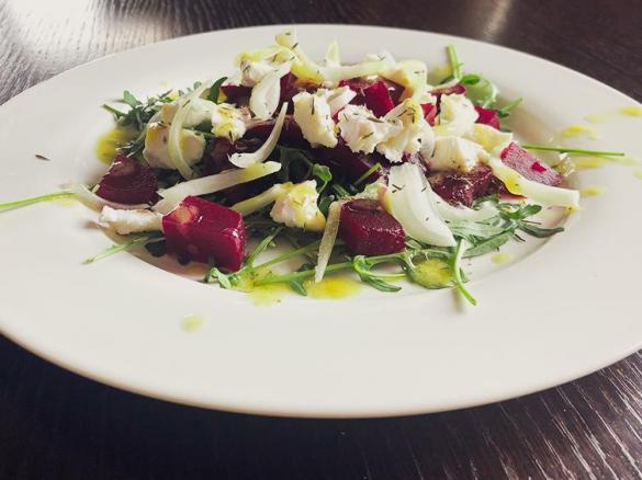 Sałatka z burakiem, serem kozim i sosem winegret