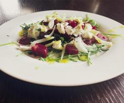 Sałatka z burakiem, serem kozim i sosem winegret