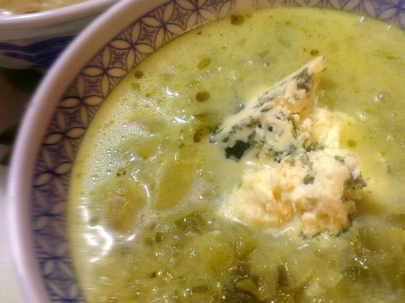 Zupa ogórkowa inaczej - z makaronem i serem roquefort