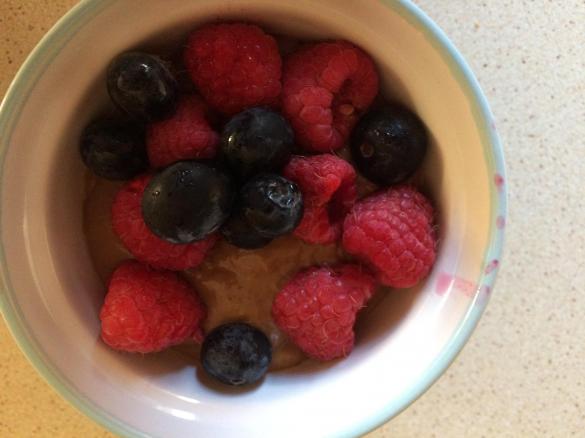 Pudding czekoladowy z miodem i owocami