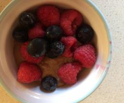 Pudding czekoladowy z miodem i owocami