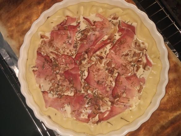 Tarta z gruszkami, szynką parmeńską i serem Gorgonzola