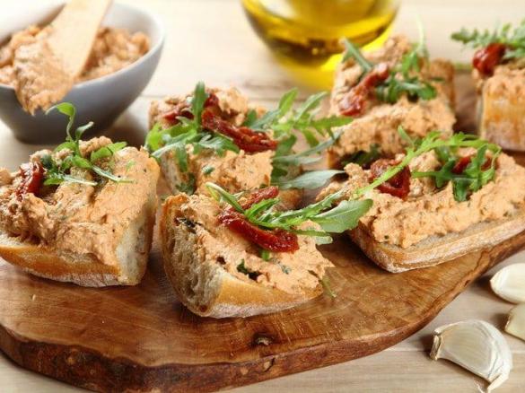 pasta z suszonych pomidorów z fetą