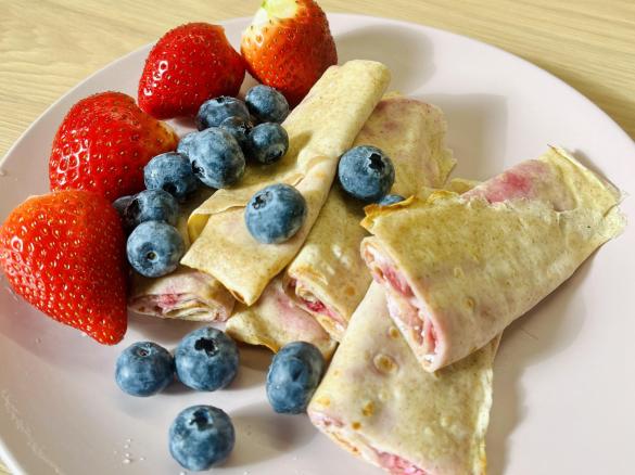 Naleśnikowe ruloniki z serkiem i owocami