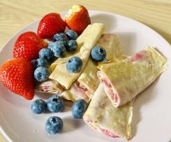 Naleśnikowe ruloniki z serkiem i owocami