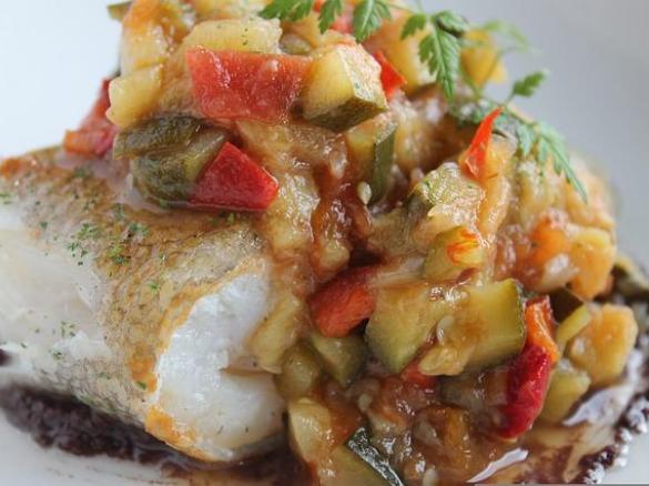 Dorsz z warzywami na parze z pesto z rukoli i słonecznika