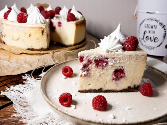 Sernik z masą marcepanową